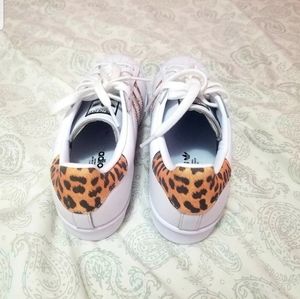 Adidas superstar in cheetah print